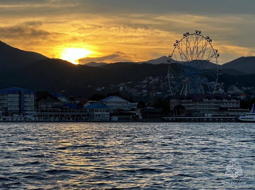 Сапбординг на закате едва не стал трагедией: ночные волны в Сочи унесли туристов в море