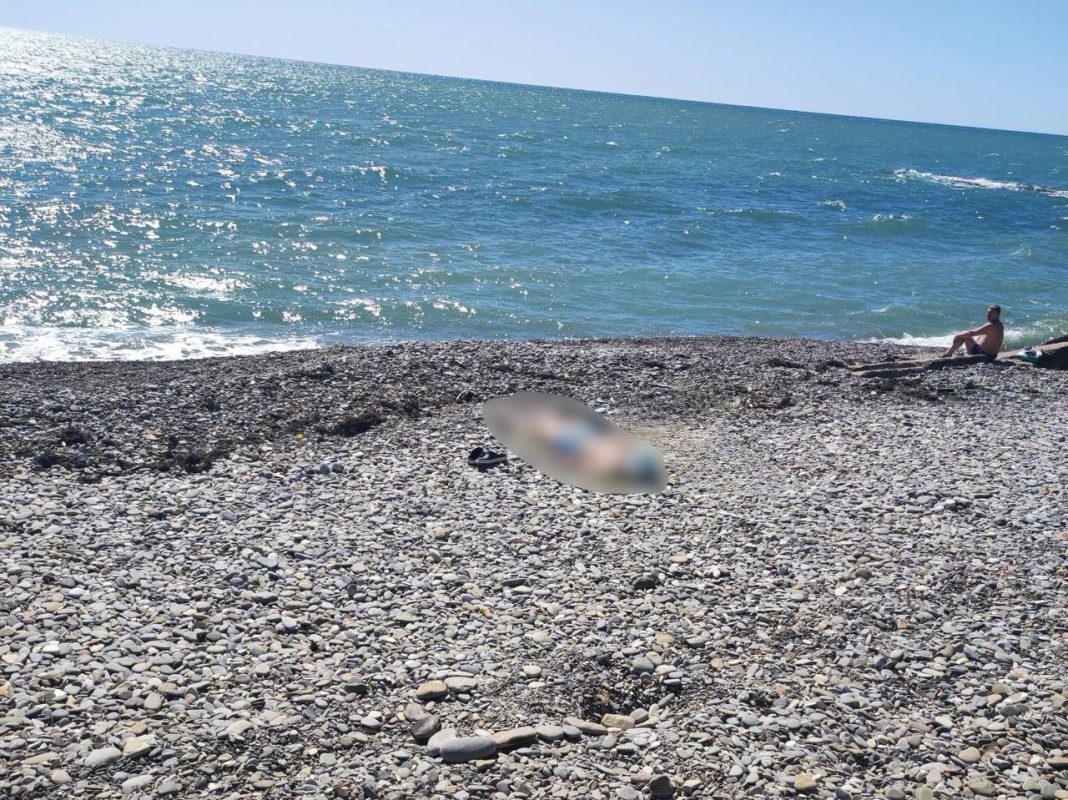 В Сочи на пляже обнаружили труп мужчины