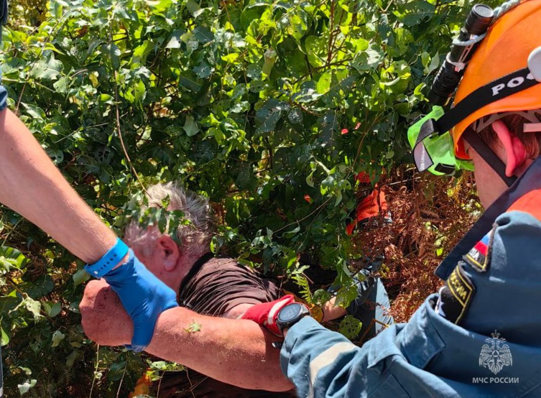 Спасательная операция в Сочи: 54-летний мужчина «влетел» головой в забор и застрял