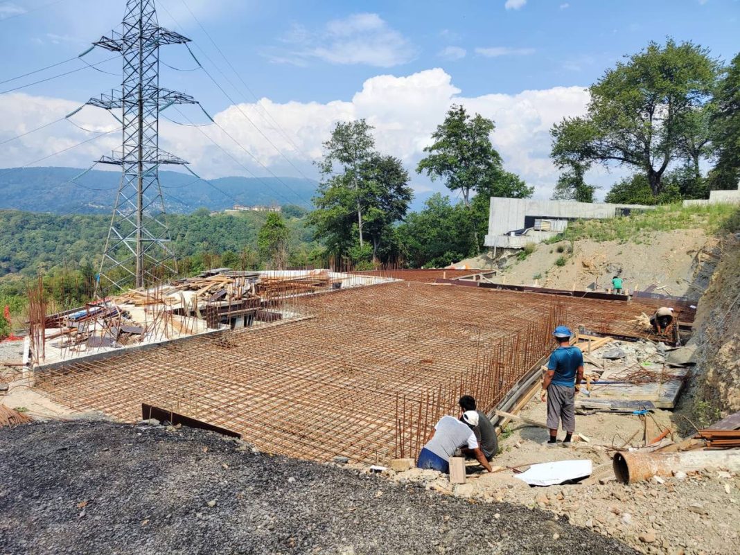 Очередной самострой выявили в Хостинском районе Сочи, дело направлено в суд