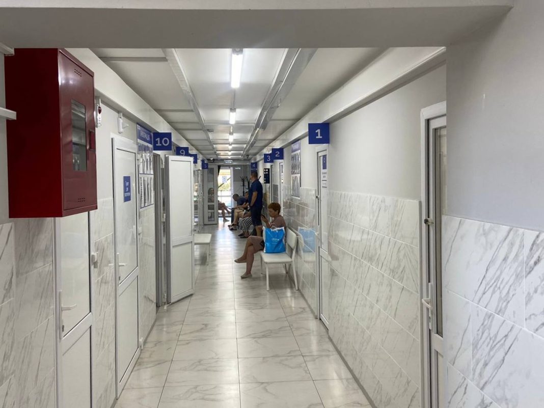 Запись к врачам в Калининском районе стала проще: что изменилось в поликлинике