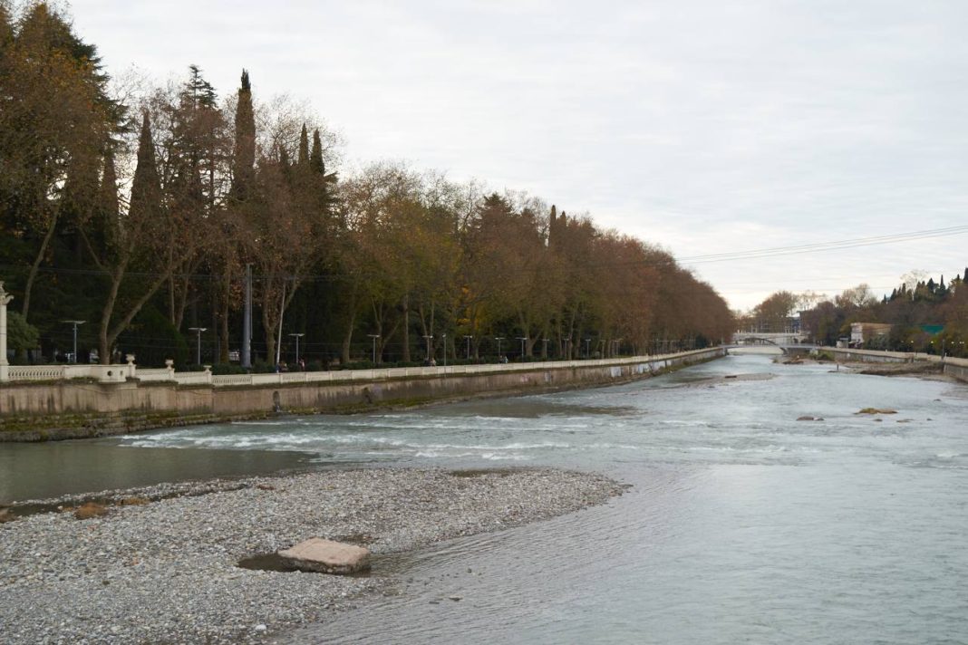 Новые брусчатка и освещение появятся на улице Конституции в Сочи