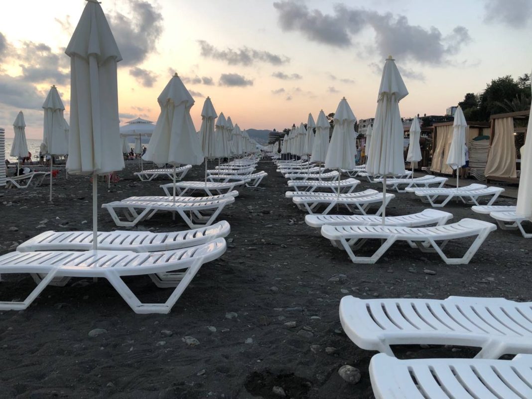 Летний отдых в Сочи: аренда шезлонга может обойтись в 15 тысяч рублей