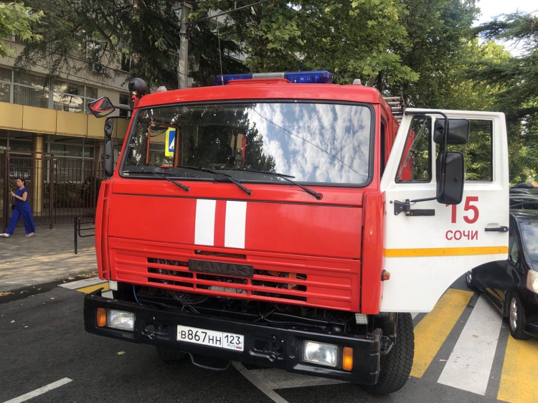 Пожар возник в торговом центре Сочи