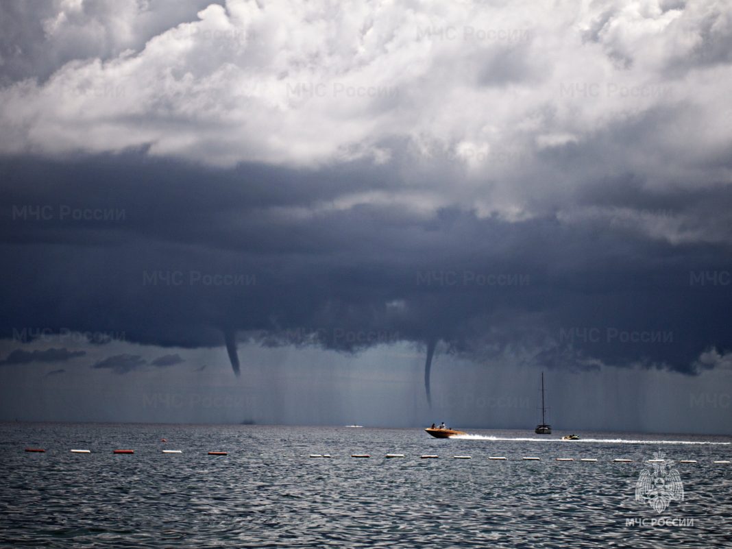 Штормовое предупреждение продолжает действовать в Сочи: в акватории уже заметили смерч