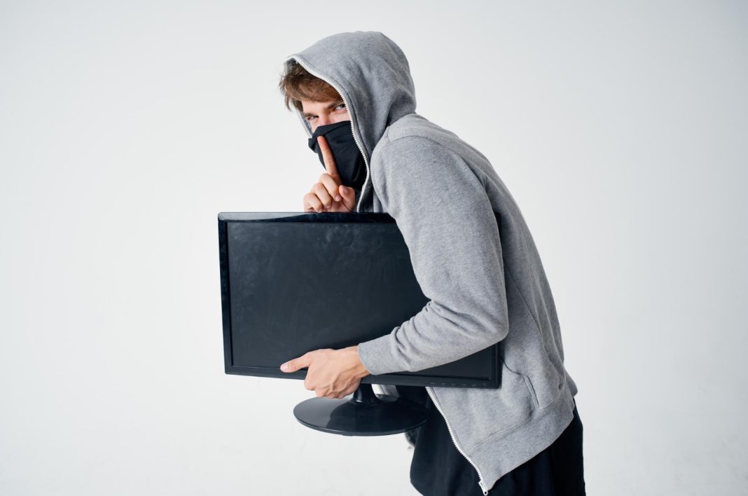 По горячим следам: в Сочи поймали вора с похищенным телевизором