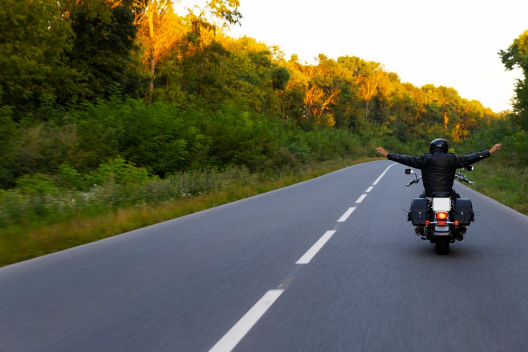 Без прав по встречной: в Сочи инспекторы ДПС ловили мопедистов-нарушителей
