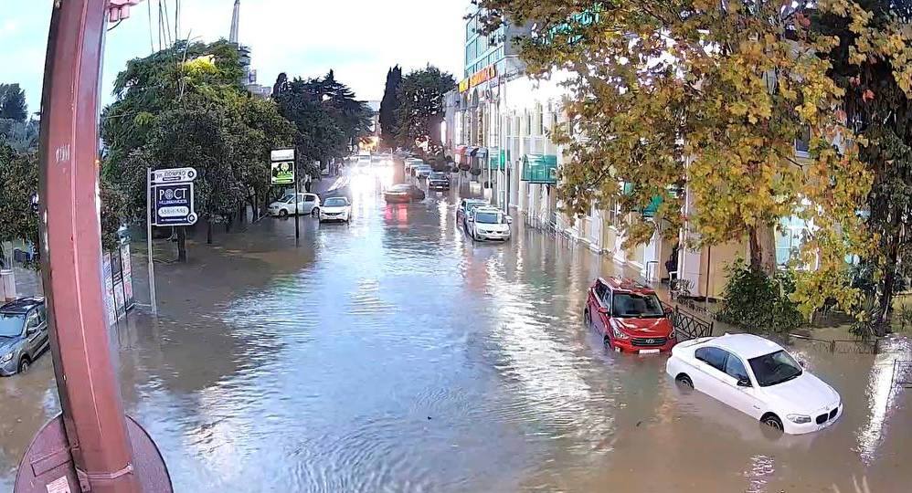 Сочи опять «уходит» под воду: жители курорта делятся кадрами непогоды