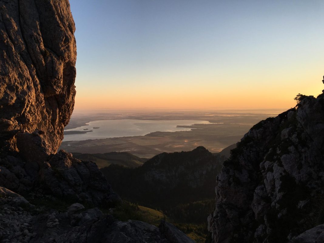 Машина сорвалась с обрыва, когда ехала с лесной пасеки в Сочи: в ней находились отец и сын