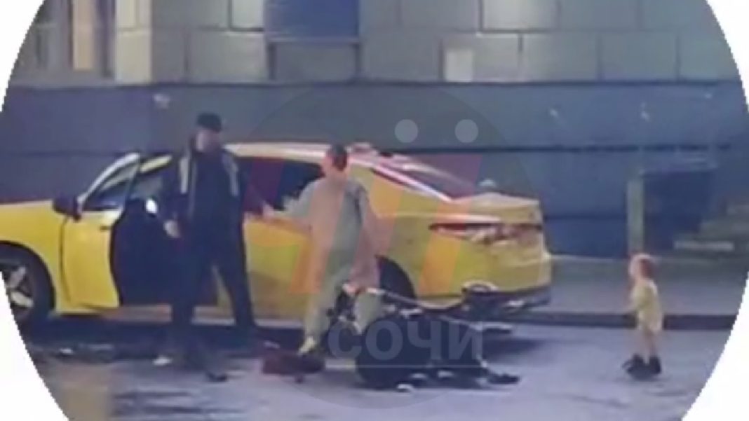 Скандал на улице Горького: хулиганку с ребенком задержали полицейские Сочи