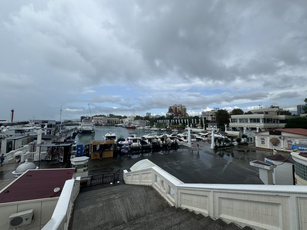 Сочи 18 февраля накроют дожди и снег: власти перевели службы в усиленный режим