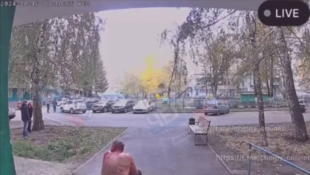 Окровавленный мужчина с голым задом и второй с пилой: камера сняла шокирующую сцену в Набережных Челнах