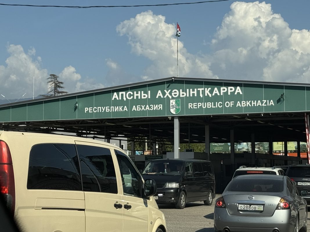 Сочинские таможенники остановили машину с контрабандой, которая следовала из Абхазии