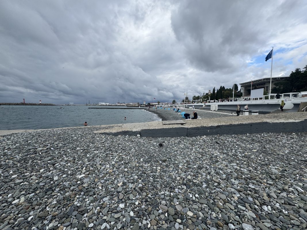 Вода +20°C: в Сочи в конце октября продолжается купальный сезон