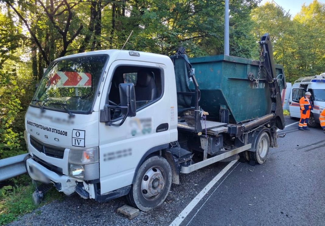 Трагедия на серпантине: мотоциклист погиб в Сочи после столкновения с грузовиком