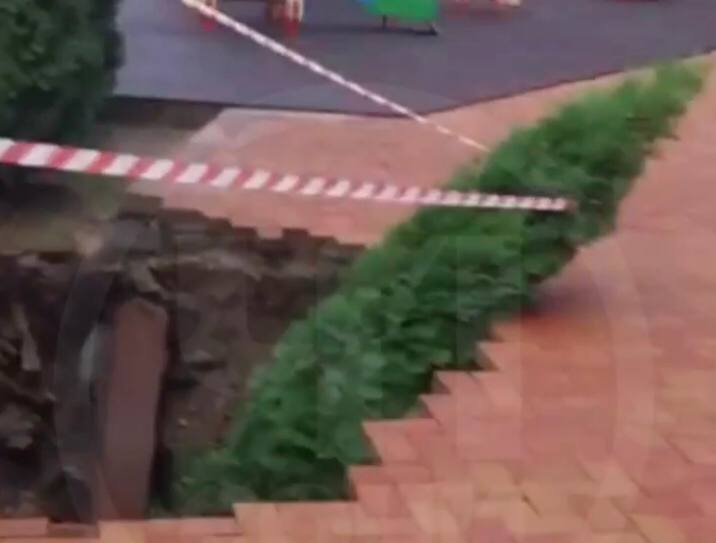 Жители Сириуса поделились шокирующими кадрами: в двух шагах от их дома обвалился грунт