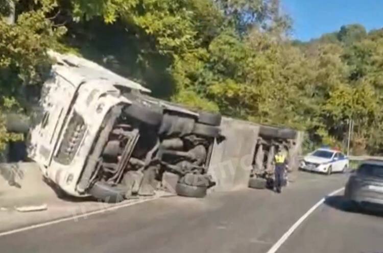Фура с прицепом перевернулась на трассе «Джубга-Сочи»: что известно о пострадавших