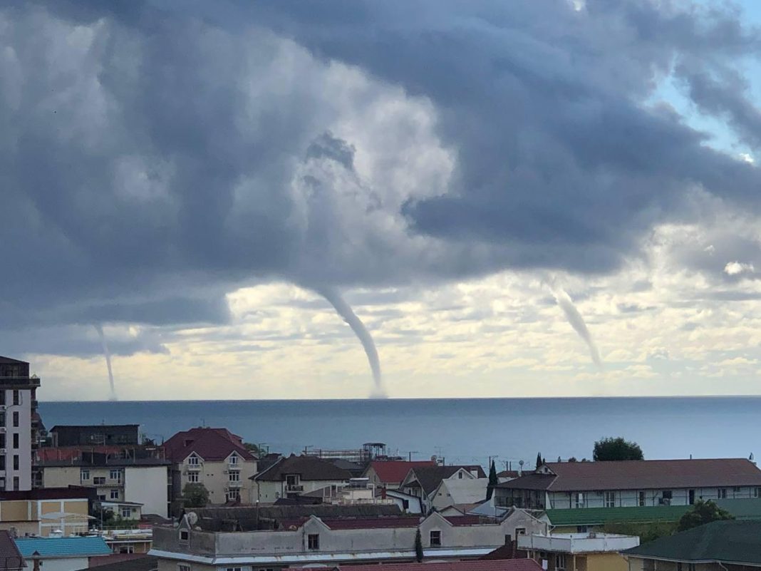 Штормовое предупреждение для Сочи и Сириуса: МЧС сообщает об угрозе смерчей над морем
