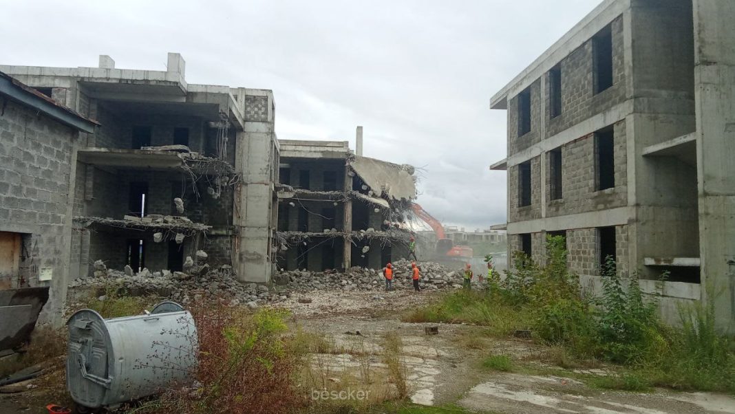 В Сочи начали снос недостроенных апартаментов «Сады киви»