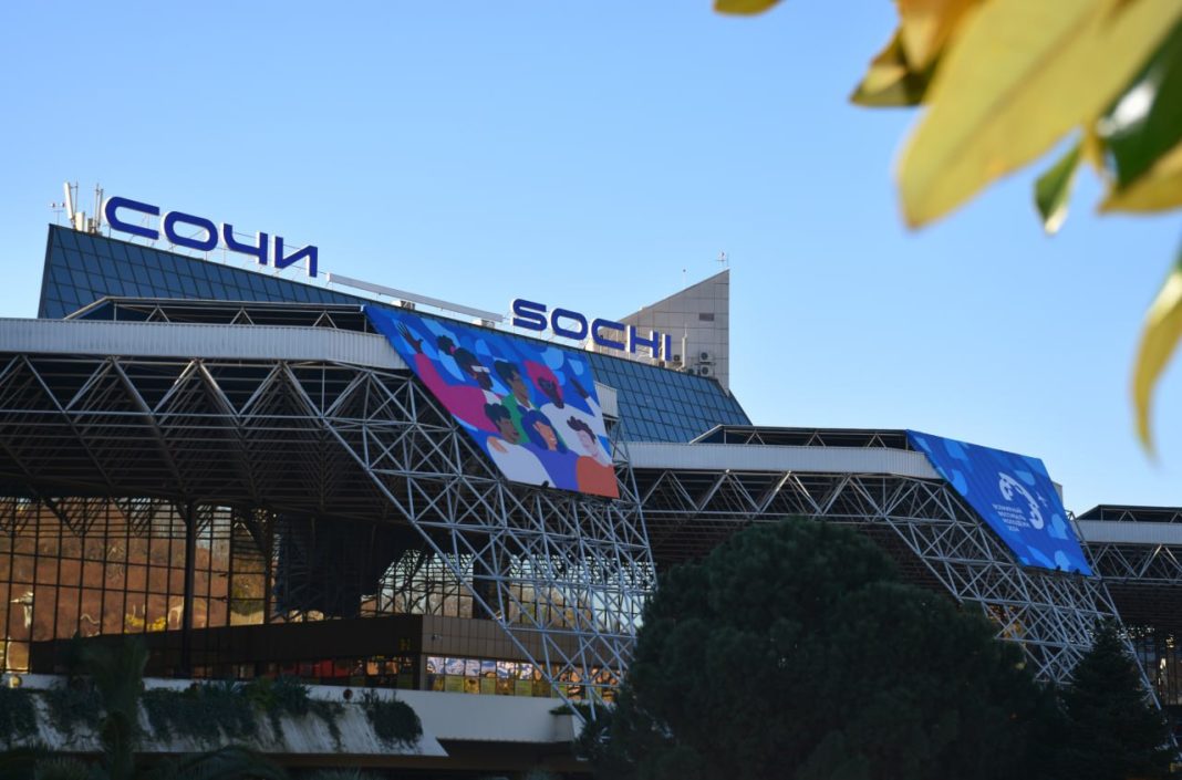 Непогода в Сочи вызвала задержки рейсов, аэропорт работает штатно