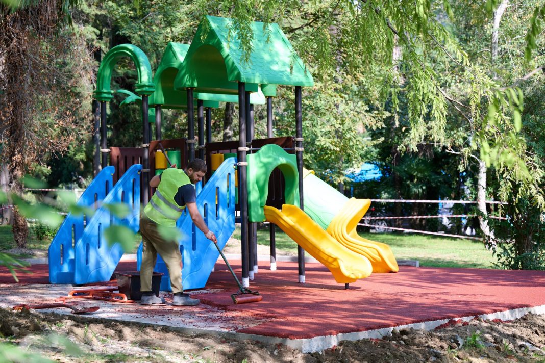 Около 50 новых детских и спортивных площадок появятся в Сочи до конца года
