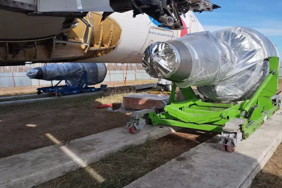 Выпотрошили до фюзеляжа: разбор на части севшего в поле самолета из Сочи показали на видео
