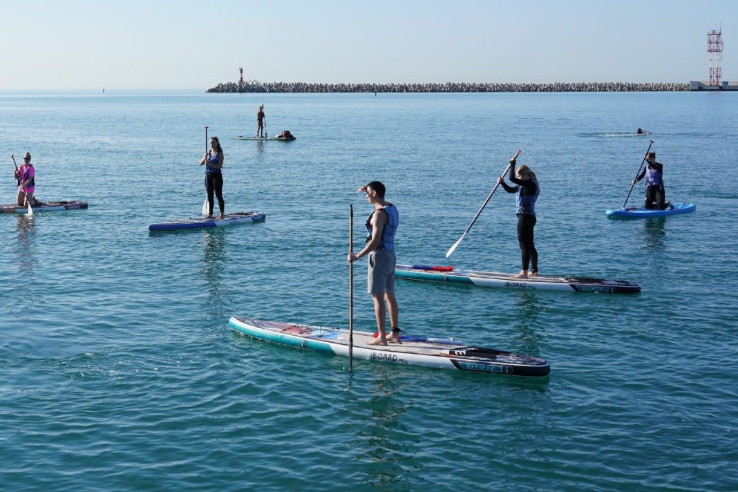 Баба Яга на сапе: в Сочи на фестивале сапсёрферов оценят скорость и костюмы