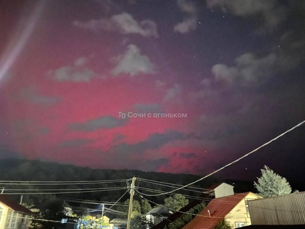 От пурпурного до изумрудного: жители Сочи и юга России наблюдали северное сияние