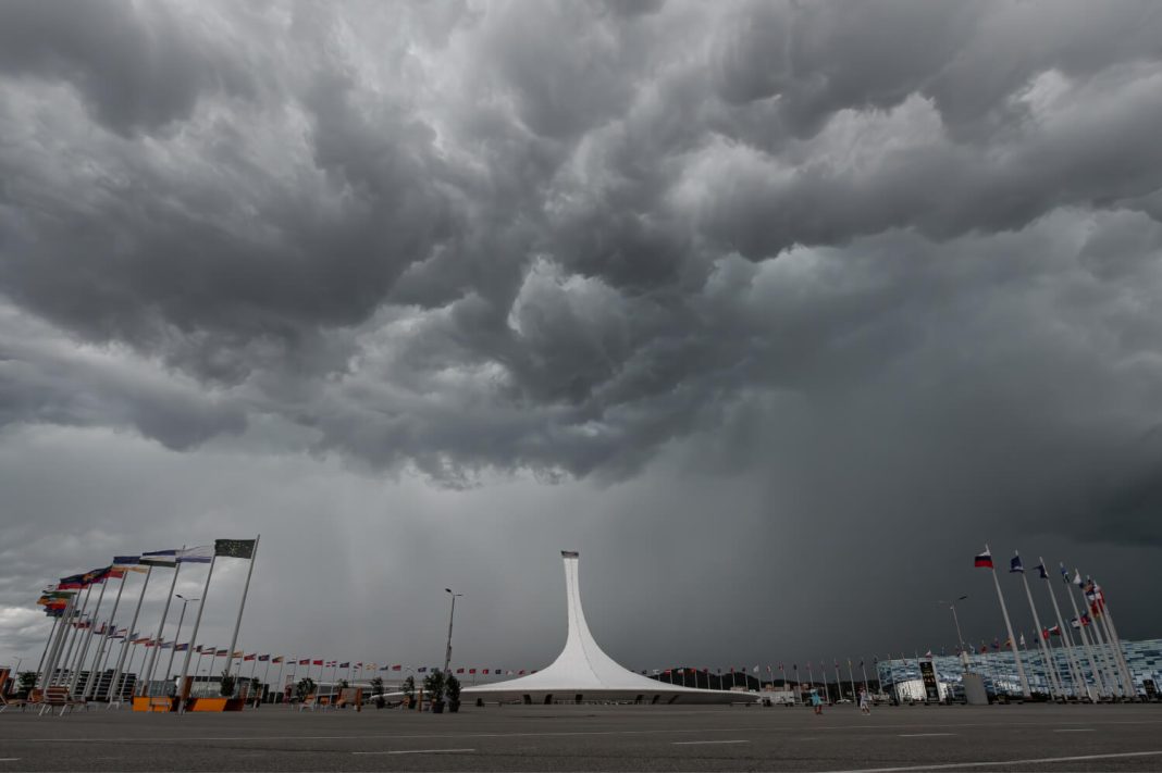 Ветер обрушится на Сочи в ближайшие часы: берегите себя и свои автомобили