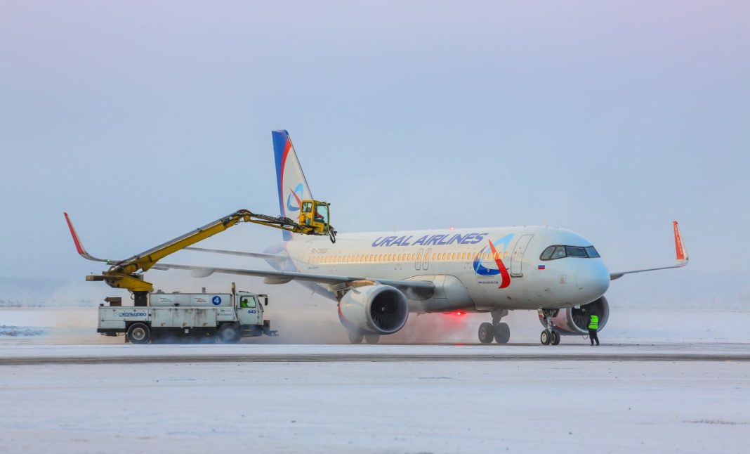 Снегопад не пускает россиян в Сочи: направляющийся на курорт самолет вынужден оставаться в Екатеринбурге