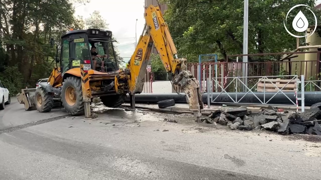 Ручьи грязи и антисанитария: в центре Сочи устраняют последствия крупной аварии на трубопроводе