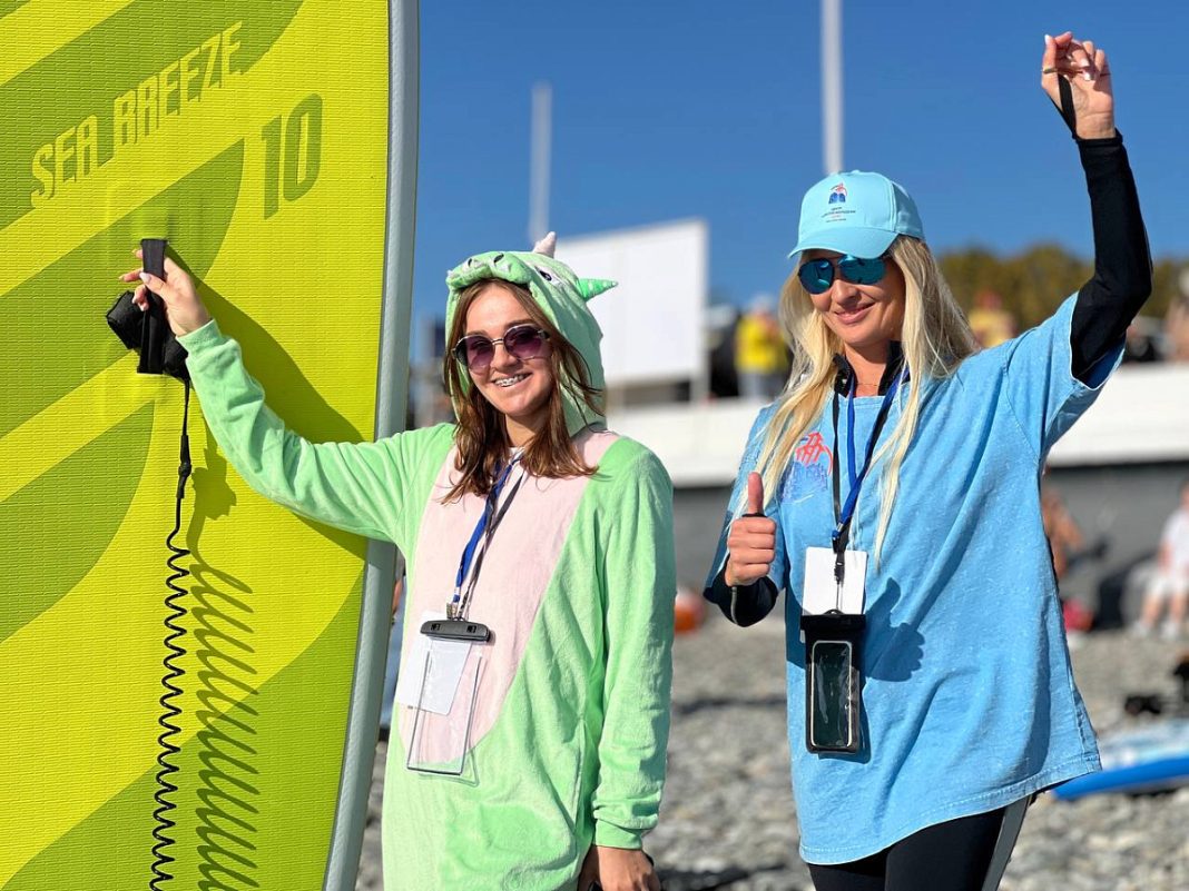 Фестиваль сапсерфинга состоялся в центре Сочи на пляже «Маяк»: он приурочен к грядущему Дню Черного моря