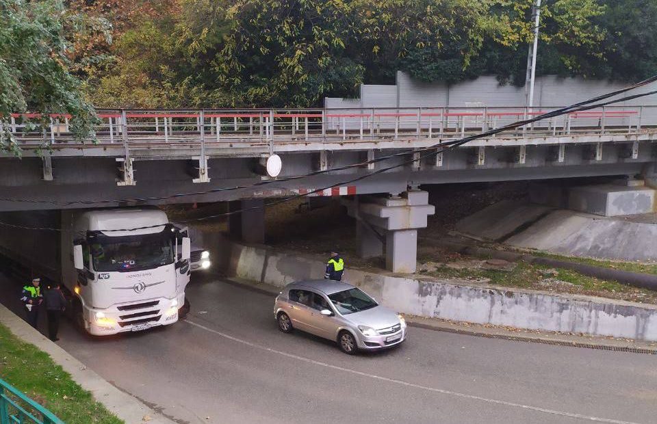 Еще один большегруз стал жертвой «Моста дураков» в Хостинском районе Сочи