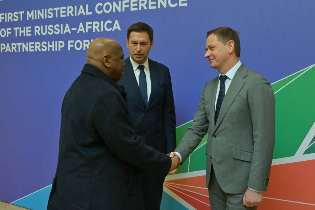 Мэр Прошунин встречает иностранных гостей в аэропорту: дипломаты прилетели на форум «Россия — Африка»