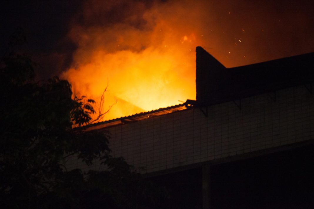 Крыша частного дома в Дагомысе охвачена огнем: на место происшествия уже прибыли пожарные