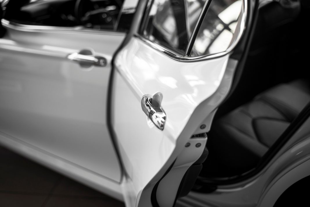 Кража средь бела дня: в Сочи из салона авто похитили 120 тыс. рублей