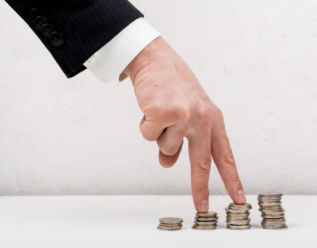 Крупные российские банки поднимают ставки по вкладам и накопительным счетам