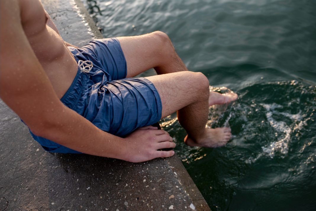 Мужчина едва не утонул на одном из пляжей в Сочи: «смельчак» решил искупаться в шторм