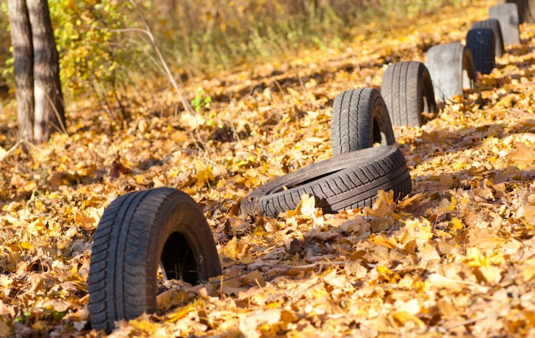 Пожилого мужчину в Сочи накажут за то, что он выбросил покрышки в неположенном месте