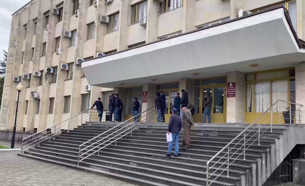 Здание Кабинета министров в Абхазии заблокировано вооруженными людьми