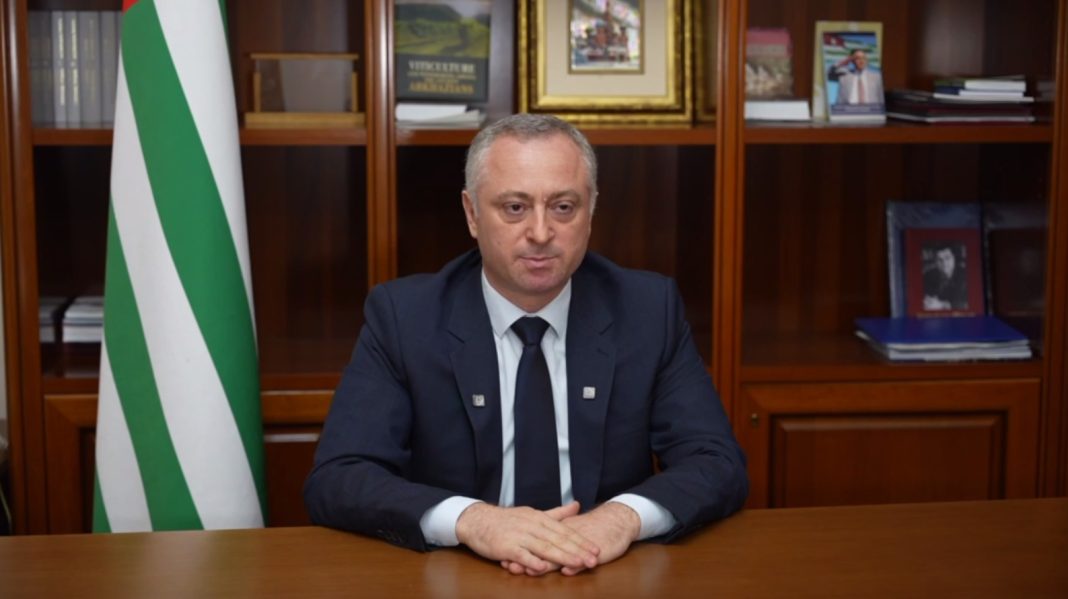 ВЦИОМ: Гунба лидирует в предвыборной гонке в Абхазия с поддержкой 32%