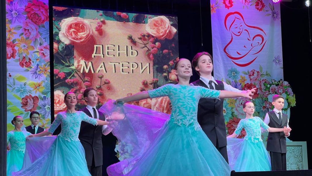 Цветы и улыбки: накануне Дня матери в Сочи дети поздравляют самых дорогих и любимых