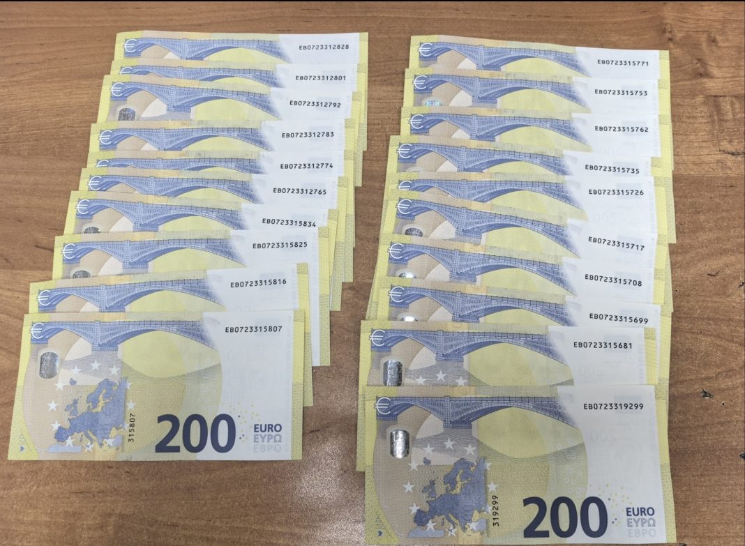 Незаконный вывоз 1,3 млн рублей в валюте предотвратили в Сочи