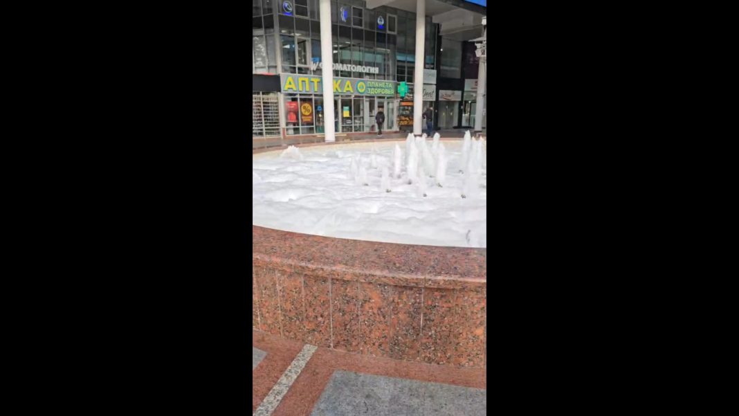 Откуда пена в фонтане у «Мелодии»