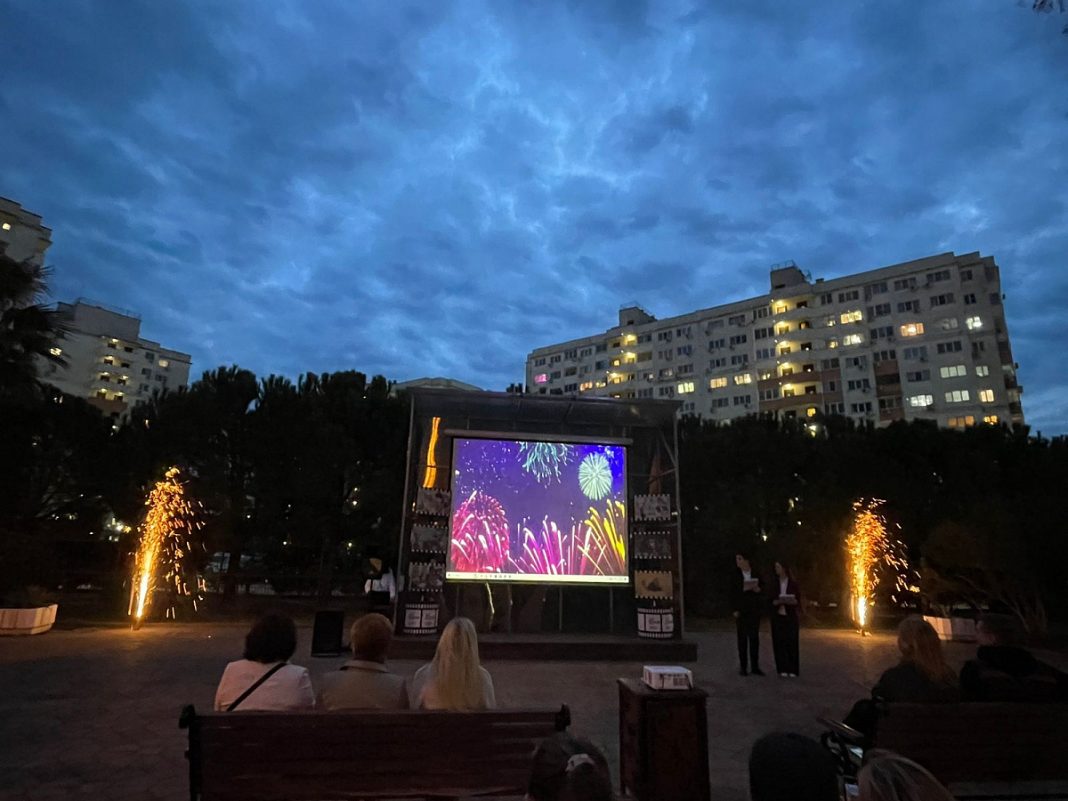 Школьники Сочи теперь смотрят фильмы в кинотеатре под открытым небом