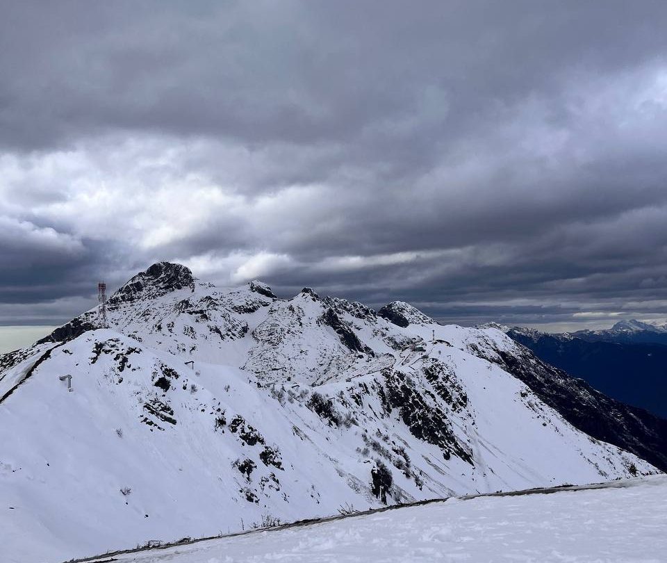 В городе — дожди, в горах — снег: показываем обстановку на зимних курортах Сочи