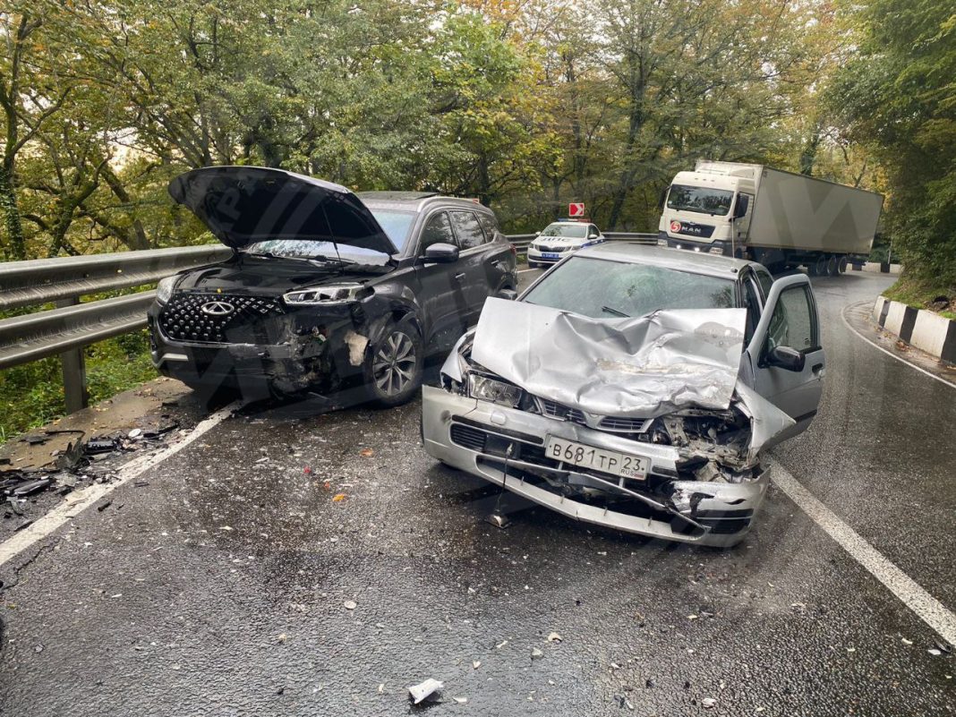 ДТП на трассе Джубга – Сочи: три человека госпитализированы