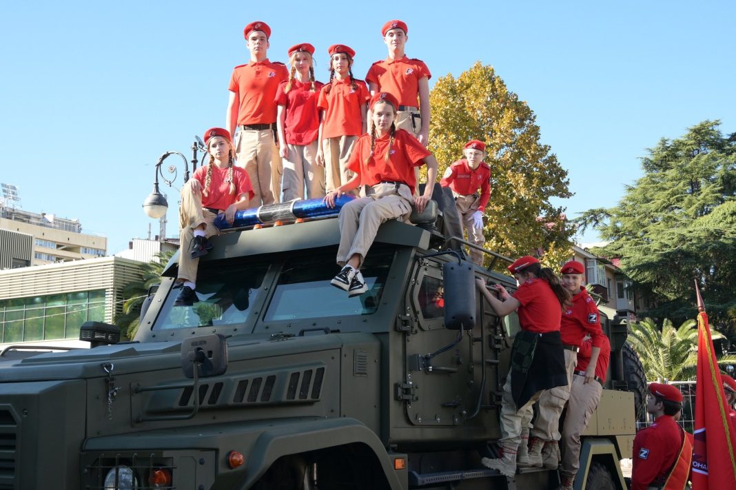 Патриотический парад в Сочи: более 500 юнармейцев прошли по площади Флага