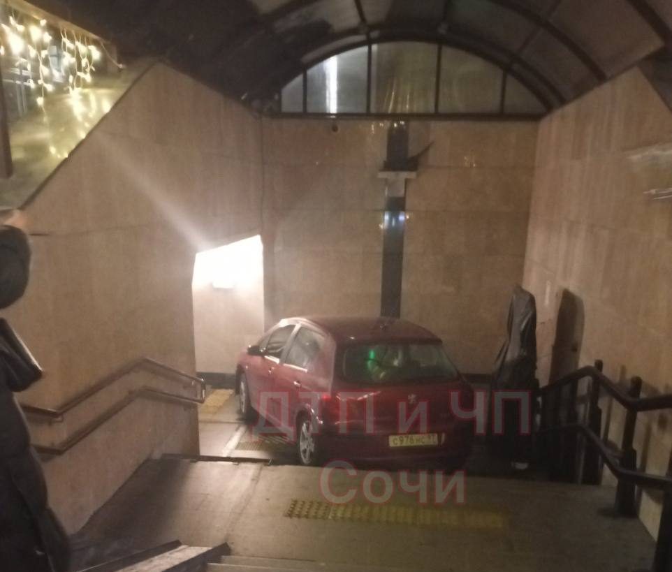 Пьяный водитель иномарки в Сочи решил проехать по подземному переходу