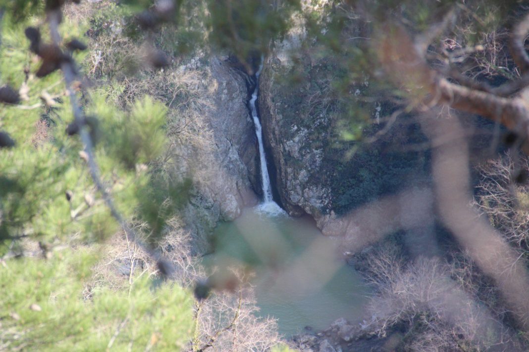 Новым «заложникам» Агурских водопадов понадобилась помощь сочинских спасателей
